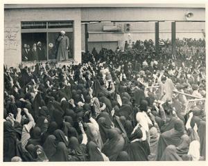 دیدار مردم با امام در مدرسه علوی