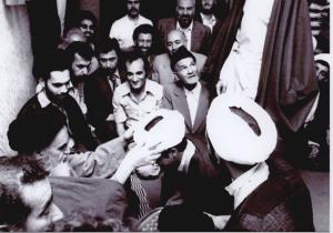 عمامه گذاری طلاب توسط امام در قم