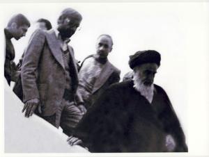 امام در حال پایین رفتن از پله ها به همراه محافظان در قم