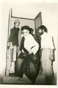 امام در حال وارد شدن به حیاط خانه در بین محافظان در قم