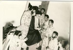 امام در حال وارد شدن به حیاط خانه در بین محافظان