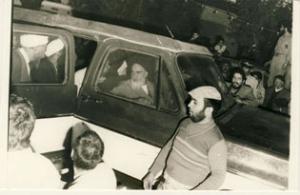 امام سوار بر اتومبیل 