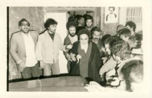 امام در حال سوار شدن بر اتومبیل 