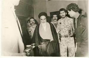 امام در راهروهای مدرسه فیضیه 