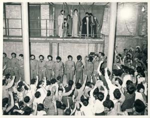 دیدار دانش آموزان با امام در حسینیه جماران