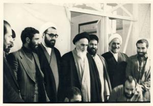 امام در میان اعضای دفتر در جماران