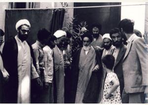 امام در حیاط جماران در حال عبور از بین اعضای دفتر 