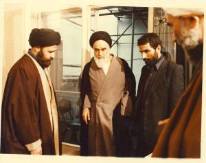 امام پس از بازگشت از حسینیه در اتاق منزل در جماران