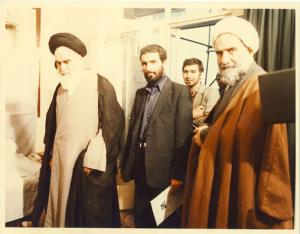 امام پس از بازگشت از حسینیه در اتاق منزل در جماران