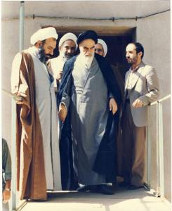 امام در حال خروج از حسینیه به سمت حیاط منزل در جماران