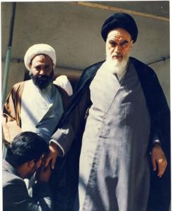 امام در حال عبور از حیاط منزل در جماران پس از بازگشت از حسینیه