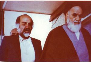 امام در حال عبور از حیاط منزل جماران