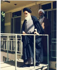 امام در حال عبور از حیاط منزل جماران برای ورود به حسینیه
