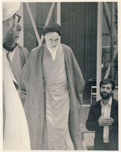 امام در حیاط جماران در حال عبور از بین اعضای دفتر