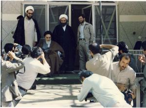 دیدار عکاسان با امام در حیاط منزل جماران