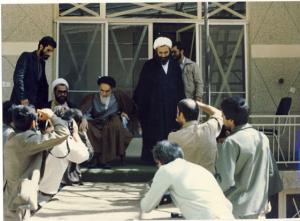 دیدار عکاسان با امام در حیاط منزل جماران
