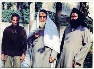 امام در حیاط منزل جماران