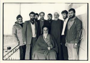 امام در میان اعضای دفتر در جماران