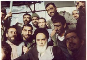 امام در میان اعضای دفتر و محافظین در جماران