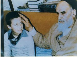 امام در حال نوازش نوه خود در جماران