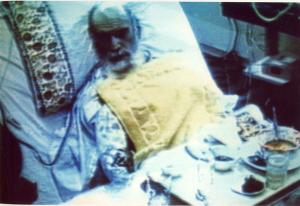 امام در بیمارستان قلب جماران در حال صحبت با خانواده