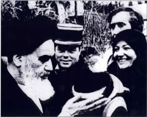 امام در نوفل لوشاتو در حال بوسیدن یک کودک