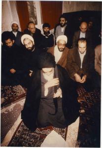 امام پس از نماز جماعت در نوفل لوشاتو در حالت نشسته به صورت تمام رخ