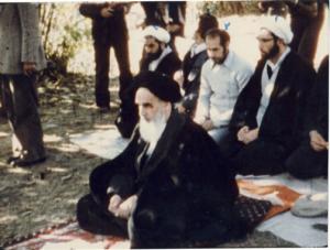 امام پس از نماز جماعت در نوفل لوشاتو در حالت تعقیبات به صورت نیم رخ