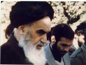 امام هنگام نماز جماعت در نوفل لوشاتو در حالت قیام به صورت نیم رخ از نمای نزدیک