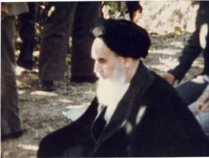 امام هنگام نماز جماعت در نوفل لوشاتو در حالت تشهد به صورت نیم رخ