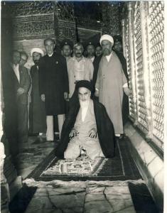 امام هنگام نماز زیارت در حرم حضرت معصومه (س) در حالت سلام به صورت تمام رخ