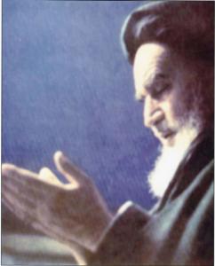 پرتره امام هنگام نماز در حالت قنوت به صورت نیم رخ از نمای نزدیک