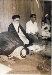 امام هنگام نماز فرادی در عراق در حالت تشهد به صورت نیم رخ