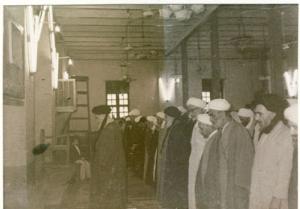 امام هنگام نماز جماعت در عراق در حالت قیام به صورت نیم رخ