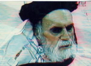 امام خوابیده روی تخت در بیمارستان قلب جماران در حال نماز