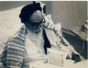 امام روی تخت بیمارستان قلب جماران در حال قرائت قرآن