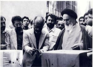 امام در پای صندوق رای گیری انتخابات در جماران