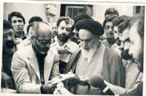 امام در پای صندوق رای گیری انتخابات در جماران