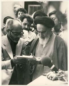 امام در پای صندوق رای گیری انتخابات در جماران