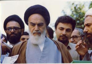 امام در پای صندوق رای گیری انتخابات در جماران