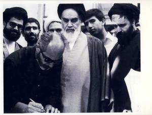 امام در پای صندوق رای گیری انتخابات ریاست جمهوری و مجلس شورای اسلامی در جماران