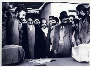 امام در پای صندوق رای گیری انتخابات مجلسین شورای اسلامی و خبرگان در جماران