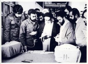 امام در پای صندوق رای گیری انتخابات مجلسین شورای اسلامی و خبرگان در جماران