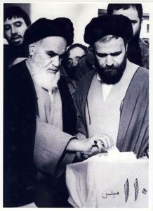 امام در پای صندوق رای گیری انتخابات مجلسین شورای اسلامی و خبرگان در جماران