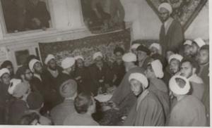 دیدار روحانیون با امام در قم پس از آزادی ایشان از زندان