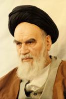 پرتره امام در حسینیه جماران حالت نشسته و به صورت سه رخ