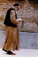 امام در حیاط پشت منزل جماران در حال قدم زدن و مطالعه روزنامه
