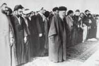 امام هنگام نماز جماعت در قم در حالت اقامه به صورت نیم رخ