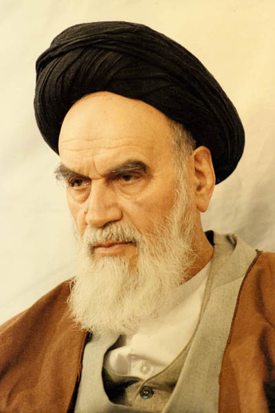 پرتره امام در حسینیه جماران حالت نشسته و به صورت سه رخ