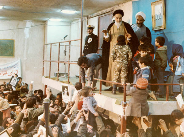 امام در حال پاسخگویی به ابراز احساسات مردم در حسینیه جماران